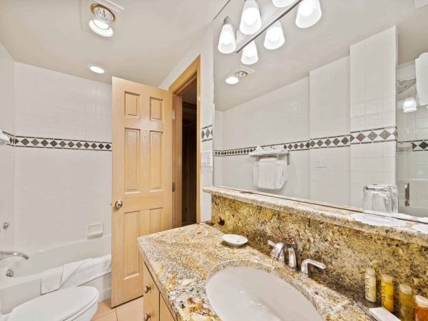 Gorgeous Two Bedroom Condo in Vail Ski in - Ski out