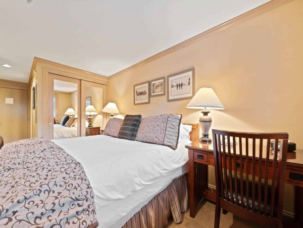 Gorgeous Two Bedroom Condo in Vail Ski in - Ski out