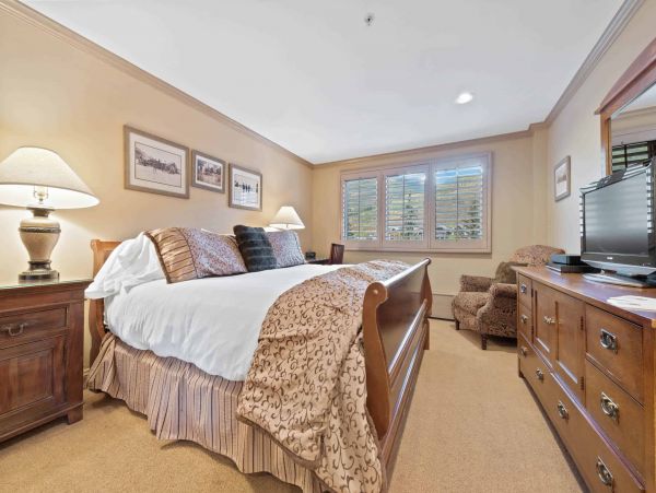 Gorgeous Two Bedroom Condo in Vail Ski in - Ski out
