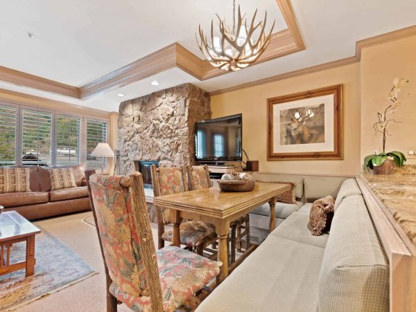 Gorgeous Two Bedroom Condo in Vail Ski in - Ski out