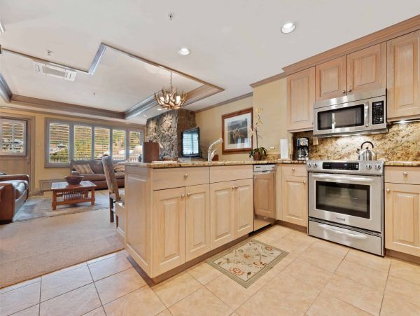 Gorgeous Two Bedroom Condo in Vail Ski in - Ski out