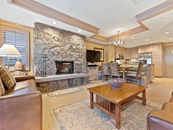 Gorgeous Two Bedroom Condo in Vail Ski in - Ski out