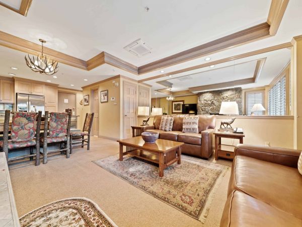 Gorgeous Two Bedroom Condo in Vail Ski in - Ski out
