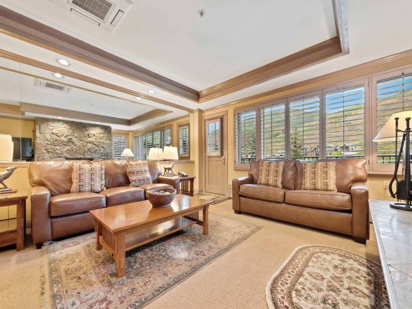 Gorgeous Two Bedroom Condo in Vail Ski in - Ski out