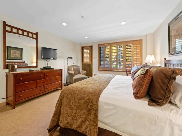 Charming 2 Bedroom Condo in Vail Sleeps 4 Mountain Views