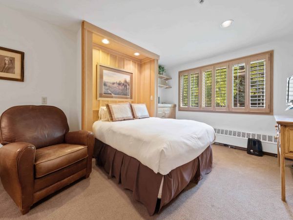 Charming 2 Bedroom Condo in Vail Sleeps 4 Mountain Views