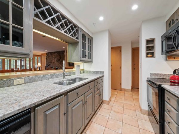 Charming 2 Bedroom Condo in Vail Sleeps 4 Mountain Views