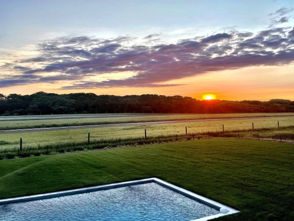 East Hampton 6 Bedroom Villa with Beautiful Farm Field Views