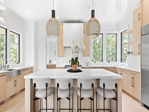 East Hampton 6 Bedroom Villa with Beautiful Farm Field Views