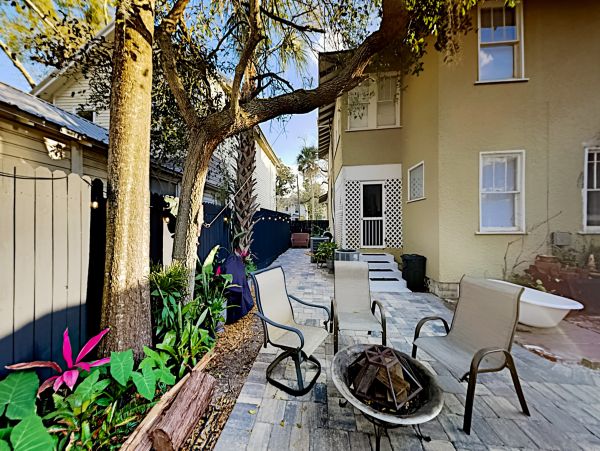 St. Augustine Home 1028176