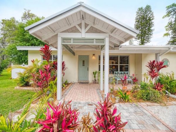 Charming 3 Bedroom Walk to Beach Home in Sarasota