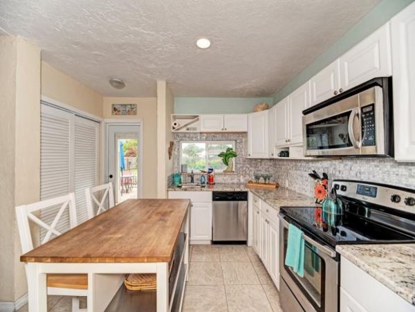 Charming 3 Bedroom Walk to Beach Home in Sarasota