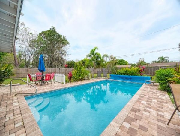 Charming 3 Bedroom Walk to Beach Home in Sarasota