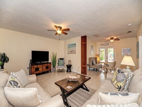 Charming 3 Bedroom Walk to Beach Home in Sarasota