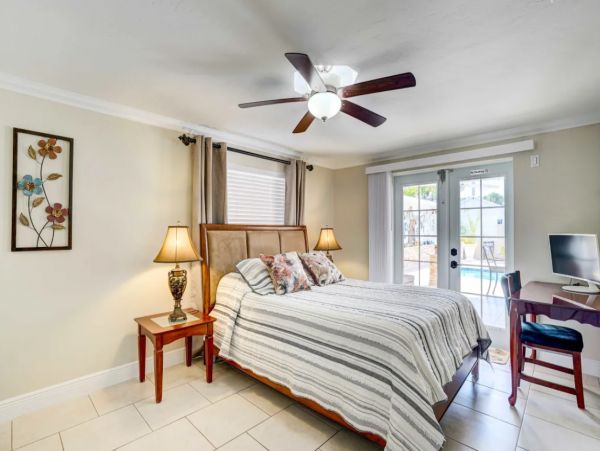 Naples Four Bedroom Pool Home Sleeps 10 Guests