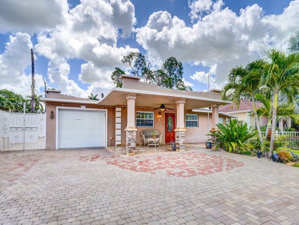 Naples Four Bedroom Pool Home Sleeps 10 Guests