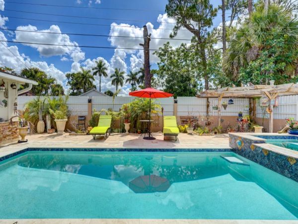 Naples Four Bedroom Pool Home Sleeps 10 Guests