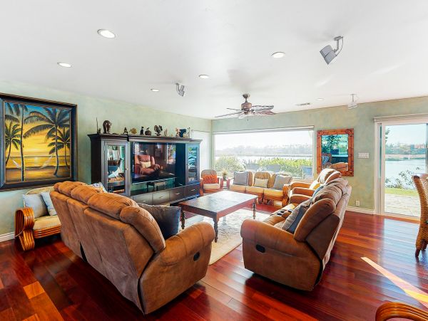 San Diego Beach Communities North Home 1028444