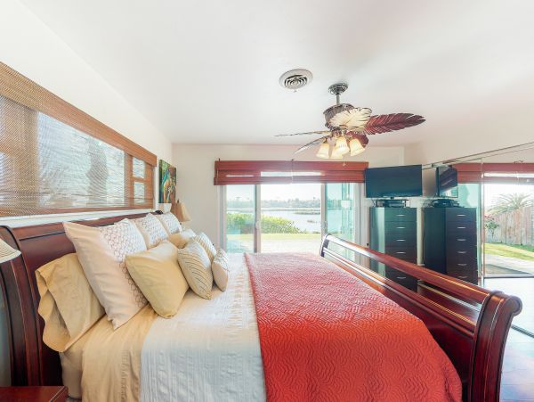 San Diego Beach Communities North Home 1028444