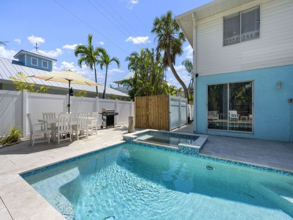 Holmes Beach Vacation Duplex Three Bedroom with Pool - additional view, photo 5