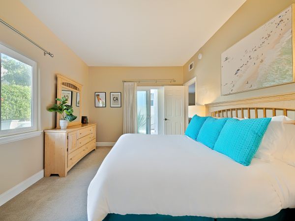 San Diego Beach Communities North Home 1028549