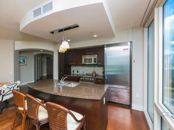 Honolulu Luxury Vacation Condo Sleeps 4 Guests