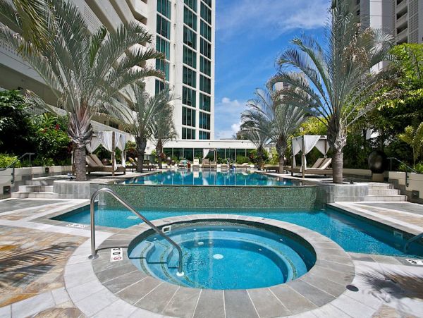 Honolulu Luxury Vacation Condo Sleeps 4 Guests