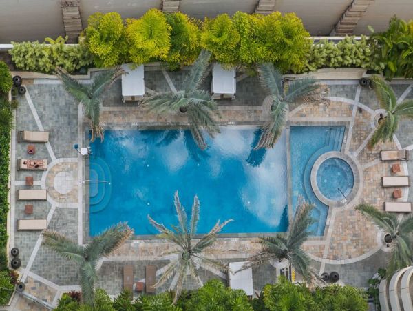 Honolulu Luxury Vacation Condo Sleeps 4 Guests