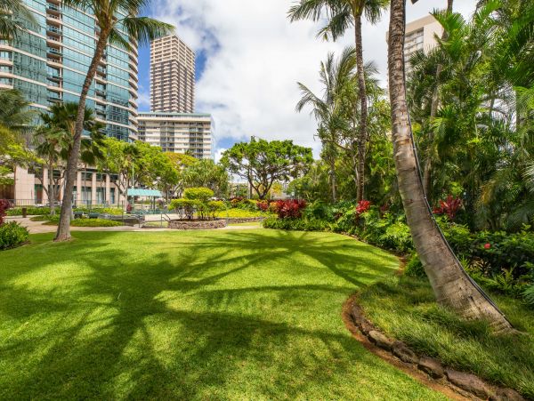 Honolulu Luxury Vacation Condo Sleeps 4 Guests