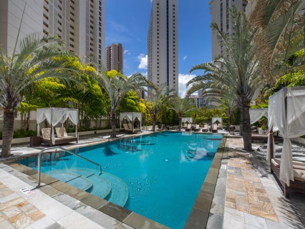 Honolulu Luxury Vacation Condo Sleeps 4 Guests
