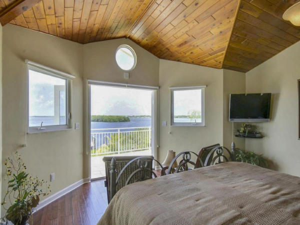 Bay Front Vacation Home in Key Largo Sleeps 10 Guests