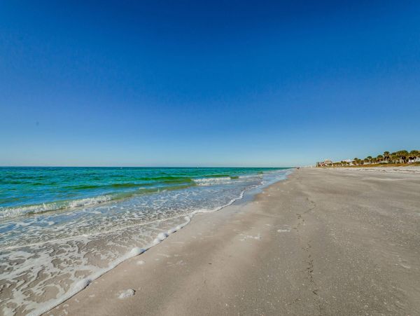 Beachfront Four Bedroom Vacation Condo in Belleair Beach