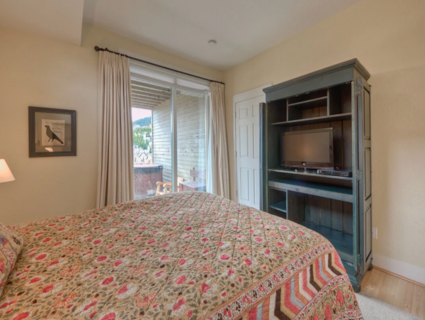 Three Bedroom Vacation Rental in Big Sky with Great Views and Hot Tub