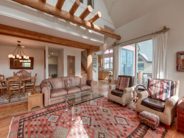 Three Bedroom Vacation Rental in Big Sky with Great Views and Hot Tub