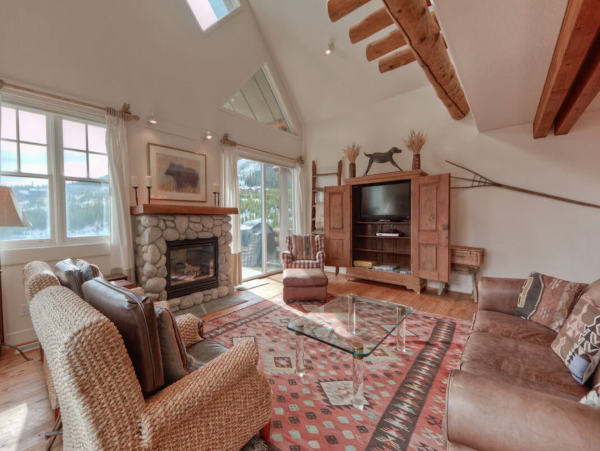 Three Bedroom Vacation Rental in Big Sky with Great Views and Hot Tub