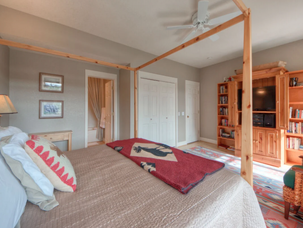Three Bedroom Vacation Rental in Big Sky with Great Views and Hot Tub