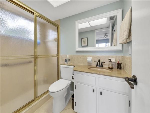 Two Bedroom Walk to Beach vacation Condo in Longboat Key