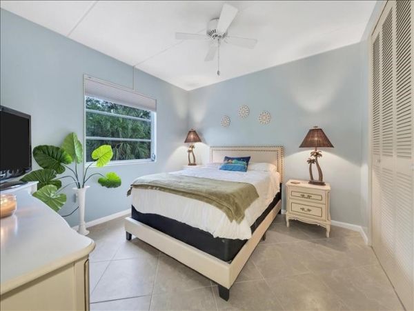 Two Bedroom Walk to Beach vacation Condo in Longboat Key