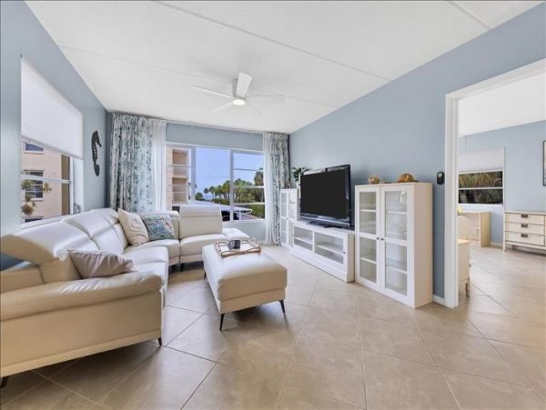 Two Bedroom Walk to Beach vacation Condo in Longboat Key