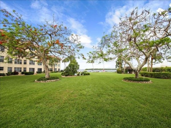Two Bedroom Walk to Beach vacation Condo in Longboat Key