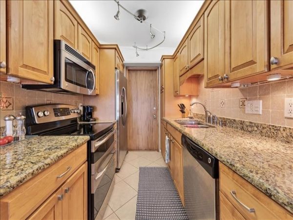 Two Bedroom Walk to Beach vacation Condo in Longboat Key
