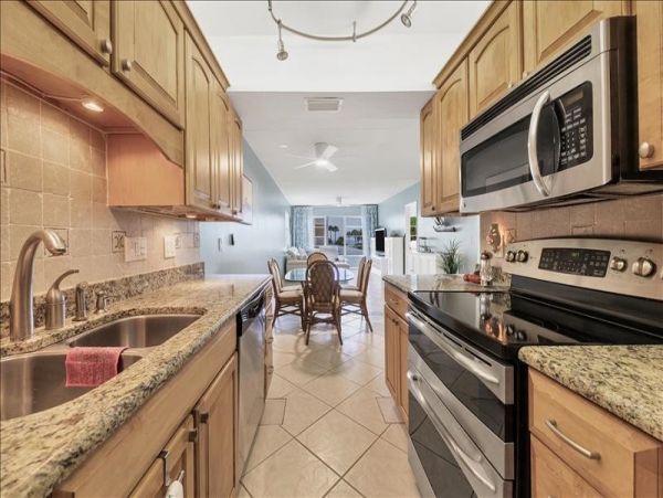 Two Bedroom Walk to Beach vacation Condo in Longboat Key