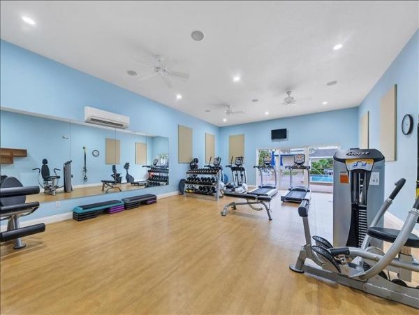Two Bedroom Walk to Beach vacation Condo in Longboat Key