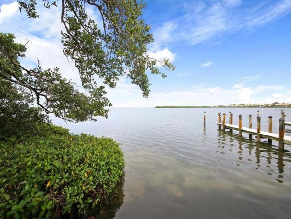 Two Bedroom Walk to Beach vacation Condo in Longboat Key
