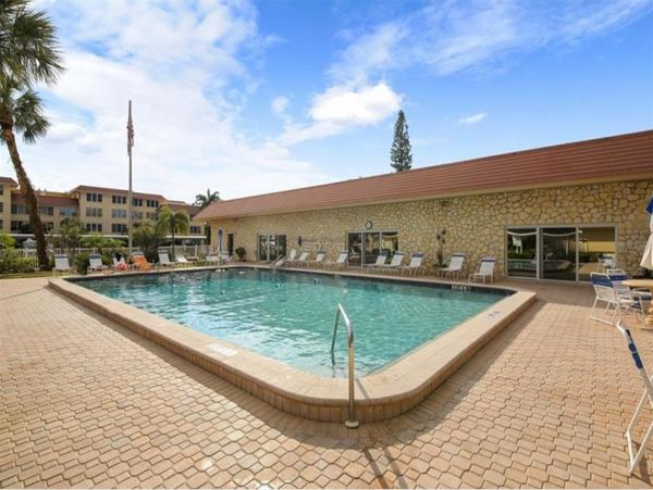 Two Bedroom Walk to Beach vacation Condo in Longboat Key