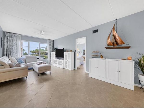 Two Bedroom Walk to Beach vacation Condo in Longboat Key