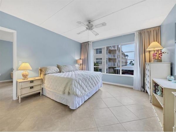 Two Bedroom Walk to Beach vacation Condo in Longboat Key