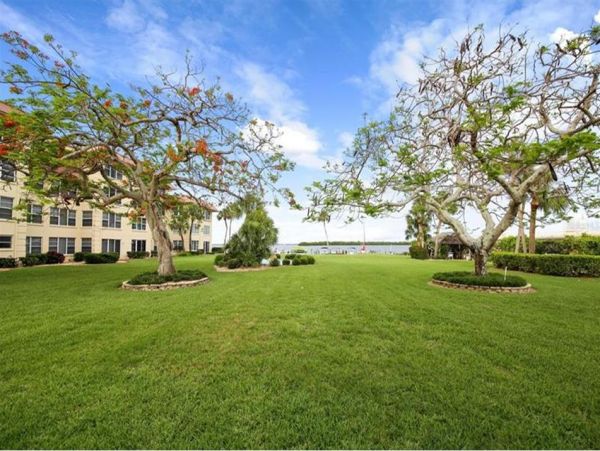 Two Bedroom Walk to Beach vacation Condo in Longboat Key