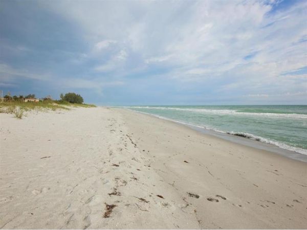 Two Bedroom Walk to Beach vacation Condo in Longboat Key