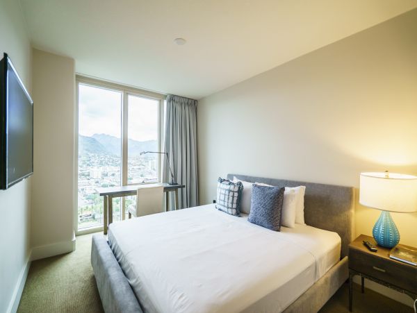 Honolulu Two Bedroom Condo with Balcony Sleeps 6